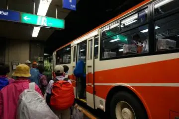 <p>ต่อด้วยรถลอดอุโมงค์ เท่ห์อะ ที่นี่มีรถบัสไฟฟ้าที่เดียวในญี่ปุ่นด้วยนะ</p>