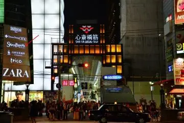 <p>ให้เพื่อนๆสังเกตร้าน Uniqlo ขนาดใหญ่ ด้านข้างๆจะมีตึกZara ให้เพื่อนๆสังเกตลูกศรสีแดงในรูป จะเห็นป้าย Sweet Paradise ให้ตรงดิ่งไปที่ตึกนี้แล้วกดลิฟต์ขึ้นไปด้านบนได้เลยครับ</p>