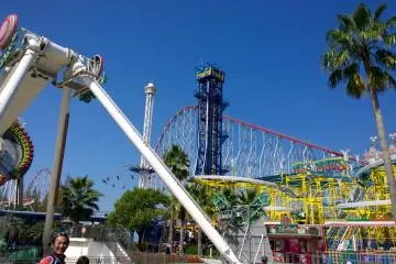 <p>มุมหนึ่งของโซนสวนสนุก Nagashima Spaland ที่เต็มไปด้วยเครื่องเล่นหลากชนิดหลายสีสัน</p>