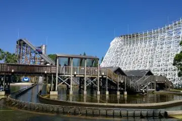 <p>Shoot The Chute ล่องแก่งที่สร้างคลื่นน้ำขนาดยักษ์ปะทะ White Cyclone รถไฟรางไม้ขนาดมหึมา</p>
