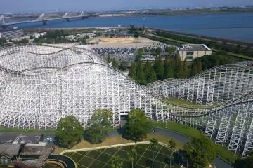 <p>ภาพในมุมสูงของ White Cyclone ที่มองลงมาจากชิงช้าสวรรค์ยักษ์ Giant Wheel Aurora ซึ่งจุดนี้เราจะเห็นความยิ่งใหญ่อลังการของรถไฟเหาะรางไม้ที่ยาวเป็นอันดับ 3 ของโลกได้อย่างชัดเจนทีเดียว</p>