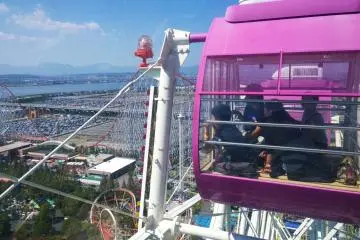 <p>ครอบครัวแสนสุกกำลังสนุกกับการชมวิวบนชิงช้าสวรรค์ยักษ์ Giant Wheel Aurora ซึ่งนี่คือวิธีที่เราจะสามารถชมสวนสนุกในมุมสูงได้รอบทิศรวมไปถึงวิวอันสวยงามโดยรอบแบบสุดลูกหูลูกตาได้ด้วย</p>