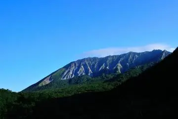 <p>From Kagikake Moutain Pass, you have a clear view of Mt. Daisen's bare hillsides. The mountaintop is covered by umbrella clouds</p>