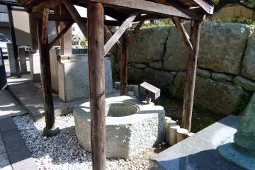 <p>An old well from the&nbsp;16th&nbsp;Century&nbsp;Kitano-sho Castle&nbsp;was restored here and named 'Water of Oichi'. Oichi was the wife of Katsuie and sister of Oda Nobunaga</p>