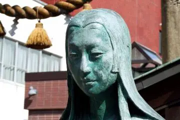 오이치 동상, 세 자매의 어머니, 시바타 가쓰이에의 아내, 오다 노부나가의 여동생. 그녀의 아름다운 얼굴은 왠지 슬퍼 보인다.