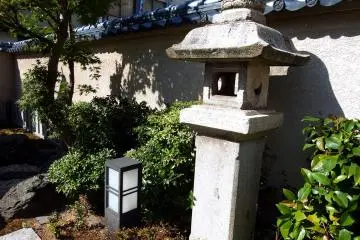 세 자매 사원 앞에 홀로 서 있는 석등