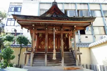 1998년 시바타 신사와 여우 신사가 재건되면서 새로 건립된 삼자매 신사 정면