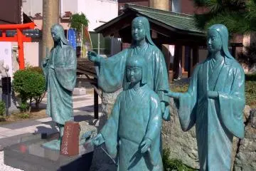 세 자매의 청동상과 그녀의 슬픈 운명을 비추는 눈을 내리깔고 있는 그들의 어머니