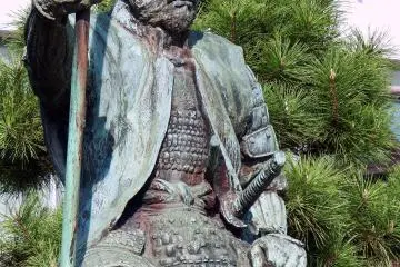 뒤뜰에 소나무가 있는 시바타 가츠이에  동상