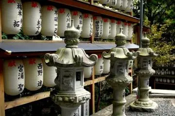 Stone lanterns and paper lanterns