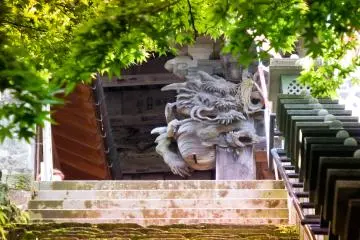 <p>A scary dragon peering down at you from the entrance to Oyama&nbsp;Temple&nbsp;</p>
