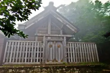 <p>One of several rather small &nbsp;buildings found around Upper Afuri Shrine</p>