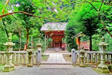 <p>The pleasant Kuzuharagaoka Shrine, located within Genjiyama Park</p>