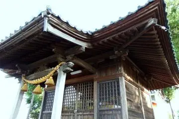 각도에서 기도실을 올려다보는 것