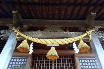 기도실에 매달려 있는 새까맣게 된 밧줄