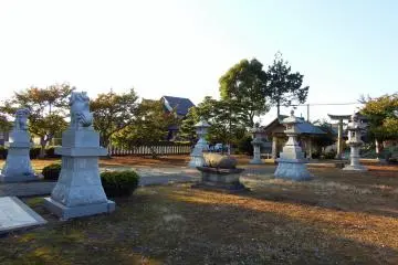 석양 아래 있는 시라야마 신사