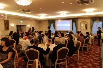 각종 연회와 큰 파티는 2층에 위치한 이 연회장을 사용하게 될 것이다