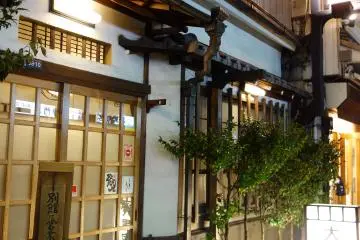 <p>หน้าร้านเก่ามีแผนที่มาร้านใหม่อยู่นะคะ เดินแค่นาทีเดียวค่ะ</p>