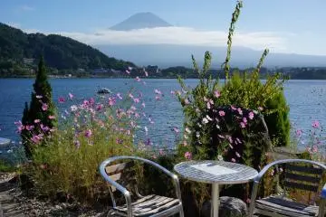 <p>มีมุมจิบกาแฟสวยๆชิลล์ๆริมทะเลสาบ kawaguchiko</p>