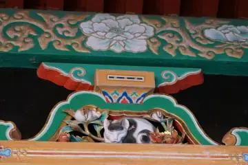 <p>หนึ่งในสิ่งประดับที่โด่งดังของศาลเจ้า Toshogu - แมวนอน</p>