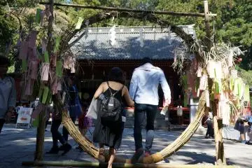 <p>ศาลเจ้า Futatasan มีห่วงให้เดินข้าม วนซ้าย วนขวา เดินตรง</p>