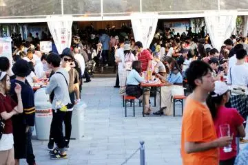 <p>햇빛 아래서 모두들 축제를 즐기는 모습. 커플이나 가족 모두 다 즐거운 하루를 보낼 수 있는 축제이다.</p>