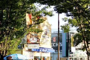 <p>많은 경호원들이 아무도 맥주를 들고 나가지 못하도록, 또 난동을 피우지 못하도록 지키고 서 있다.</p>