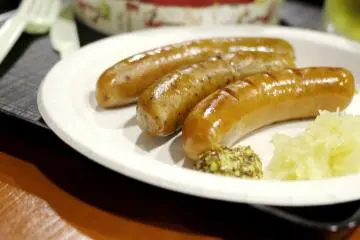 <p>두번째 음식! 순한 맛과 매운 맛의 다양한 소세지들과 겨자 소스, 그리고 양배추 절임.</p>