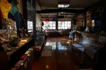 <p>มีร้านขายของที่ระลึกด้วย</p>