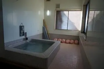 <p>ห้องอาบน้ำรวม เปิด 17:00-18:30 อาบน้ำอุ่นมันสบ๊ายสบาย</p>