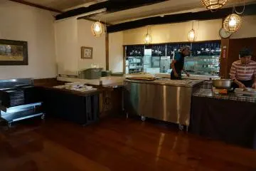 <p>โรงอาหาร ถือถาด ต่อแถว</p>