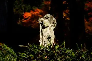 <p>Jizo statue standing on the west side of Ojo Gokuraku-in...his merciful face eases your mind</p>
