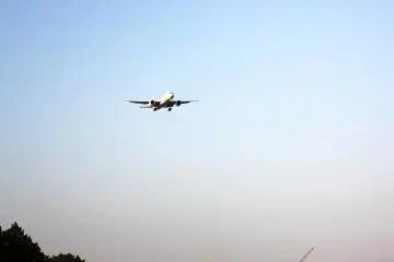 <p>As you can see from this photo the airplanes are relatively close to the ground, maybe only a couple of hundred meters up in the air while making their slow approach to the airport.&nbsp;</p>