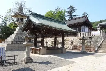 <p>The shrine&rsquo;s temizu house with one of the large lanterns and some normal size lanterns</p>