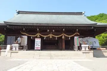 <p>The main building ornate with Shimenawa (Shinto straw rope), a set of paper lanterns, a pair of Komainu (lion-dogs) and an unusual large Ema</p>