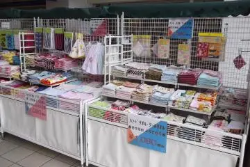 <p>There are often goods for sale at the front entrance of the building</p>