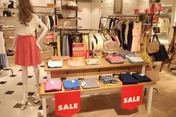 <p>More womens' fashion</p>