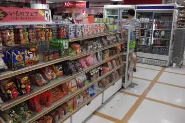 <p>Snacks and drinks in the hundred-yen shop</p>