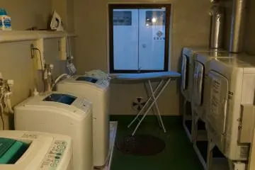 <p>ห้องซักผ้า มีอยู่ 3 ห้อง แต่ละชั้นมีเครื่องซักผ้าหนึ่งเครื่องด้วย</p>