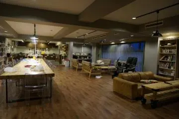 <p>ห้องนั่งเล่นและห้องครัว</p>