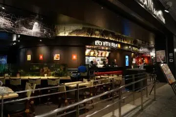 <p>fast food ยอดนิยมร้านใหญ่มาก ที่สถานีรถไฟ</p>