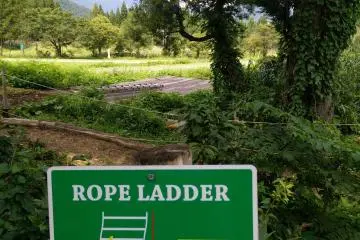 <p>Instructional signs await you at each obstacle</p>