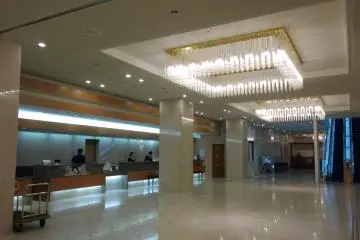 <p>ล็อบบี้โรงแรมยิ่งใหญ่ได้มาตรฐาน มีพนักงานที่เปี่ยมไปด้วยไมตรีจิตตามแบบฉบับญี่นปุ่นไว้คอยให้บริการคุณตลอดเวลา</p>