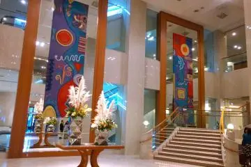 <p>อีกมุมหนึ่งของโถงบริเวณล็อบบี้ของโรงแรมที่ตกแต่งอย่างสวยงามอลังการ</p>