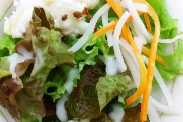 <p>สลัดผักสดๆ ที่นำผักหลากสไตล์พร้อมน้ำสลัดหลากรสมาให้คุณเลือกอร่อยอย่างสดชื่นในยามเช้า</p>