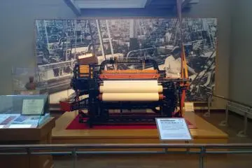 <p>Non-Stop Shuttle Change Toyoda Automatic Loom, Type G > หนึ่งในเครื่องจักรรุ่นสำคัญที่คุณซากิชิ โตโยดะ (Sakichi Toyoda) ประดิษฐ์ขึ้น ซึ่งนี่คือหนึ่งฟันเฟืองสำคัญของการปฎิวัติอุตสาหกรรมสิ่งทอของโลกเลยทีเดียว</p>