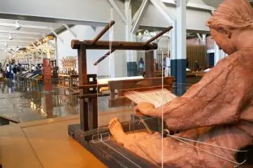 <p>ภายในบริเวณโซน Textile Machinery Pavilion ที่จัดแสดงวิวัฒนาการของสิ่งทอตั้งแต่อดีตจนถึงปัจจุบัน เริ่มตั้งแต่การทอผ้าด้วยมือไปจนถึงเครื่องจักรแห่งอุตสาหกรรมสิ่งทออันทันสมัย</p>