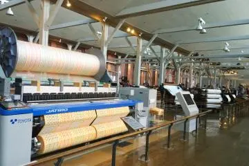 <p>เครื่องจักรทันสมัยในยุคปัจจุบันที่ทอผ้าได้อย่างรวดเร็วว่องไวและสร้างสรรค์ลายผ้าได้ตามต้องการ ไปจนถึงเลือกใช้วัตถุดิบเส้นใยได้หลากรูปแบบ</p>
