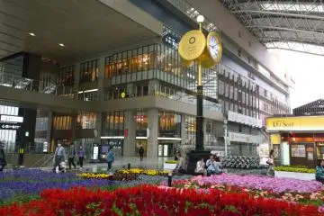 <p>อีกมุมหนึ่งของงาน Flower Art Museum ที่จัดอยู่ ณ ลานหอนาฬิกาบนตึกสูงของ Osaka Station City</p>