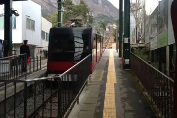 <p>ส่วนอีกฝั่งหนึ่งจะเป็นรถราง Cable car ที่จะพาคุณขึ้นเขาไปเที่ยวต่อครับ
&nbsp;</p>